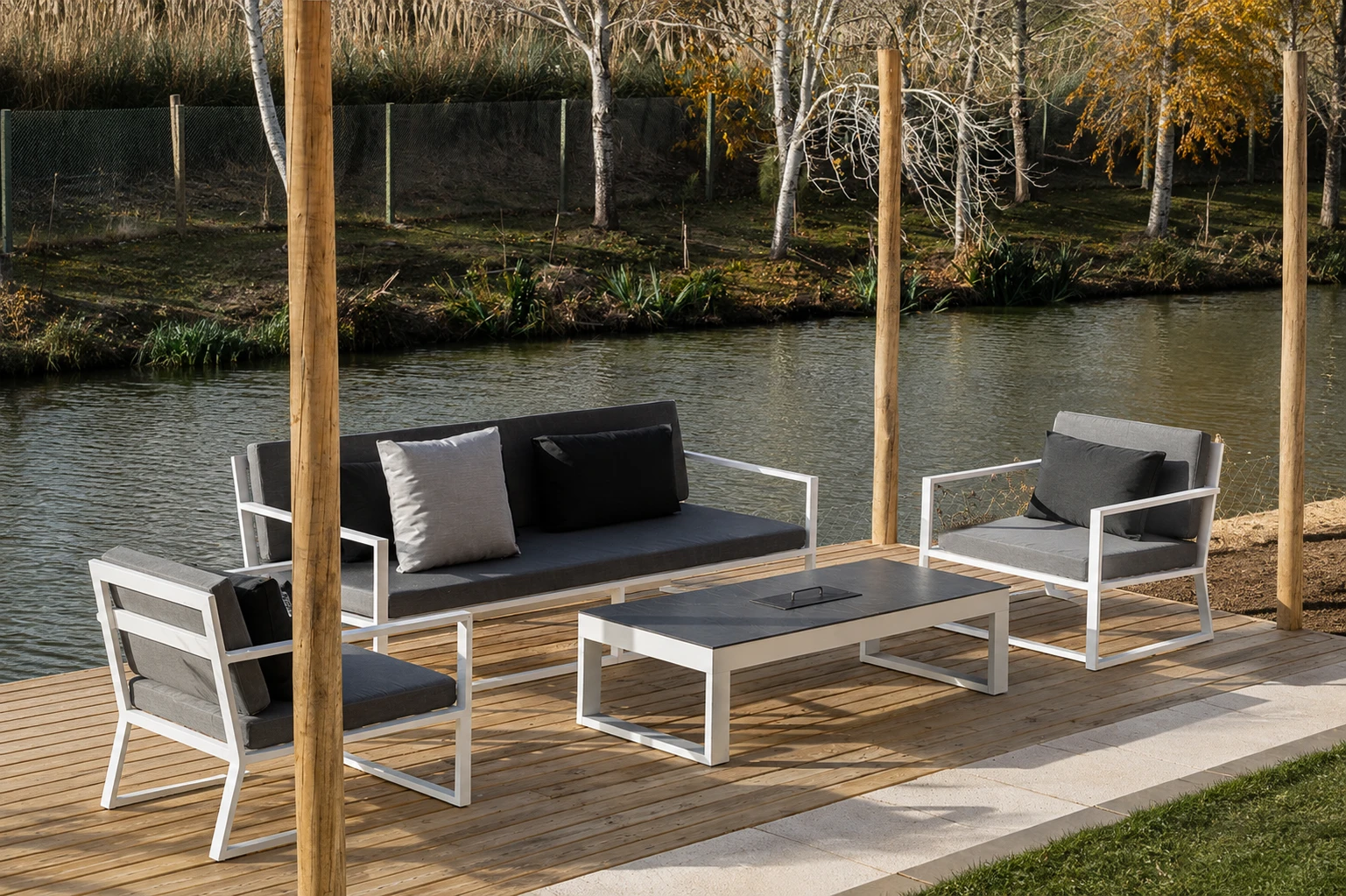 Juego de living Abitha en aluminio blanco, junto a un estanque